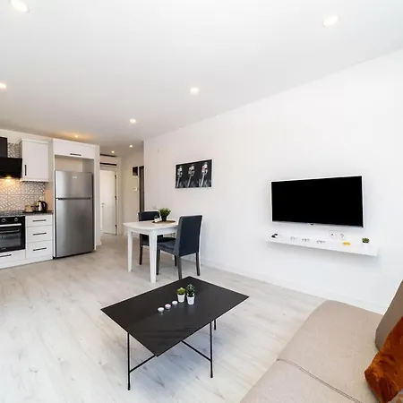 Central Flat With Balcony In Muratpasa 아파트